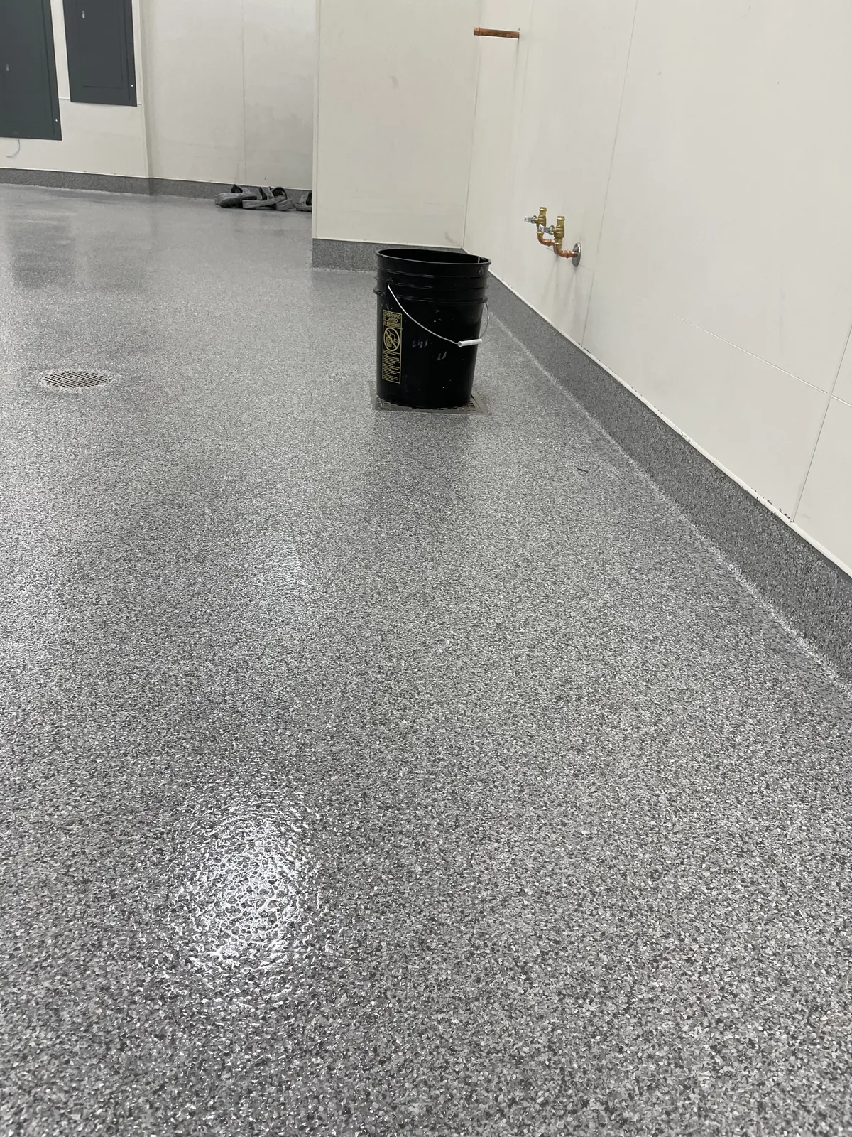 Quartz broadcast floor in a commercial wet area
