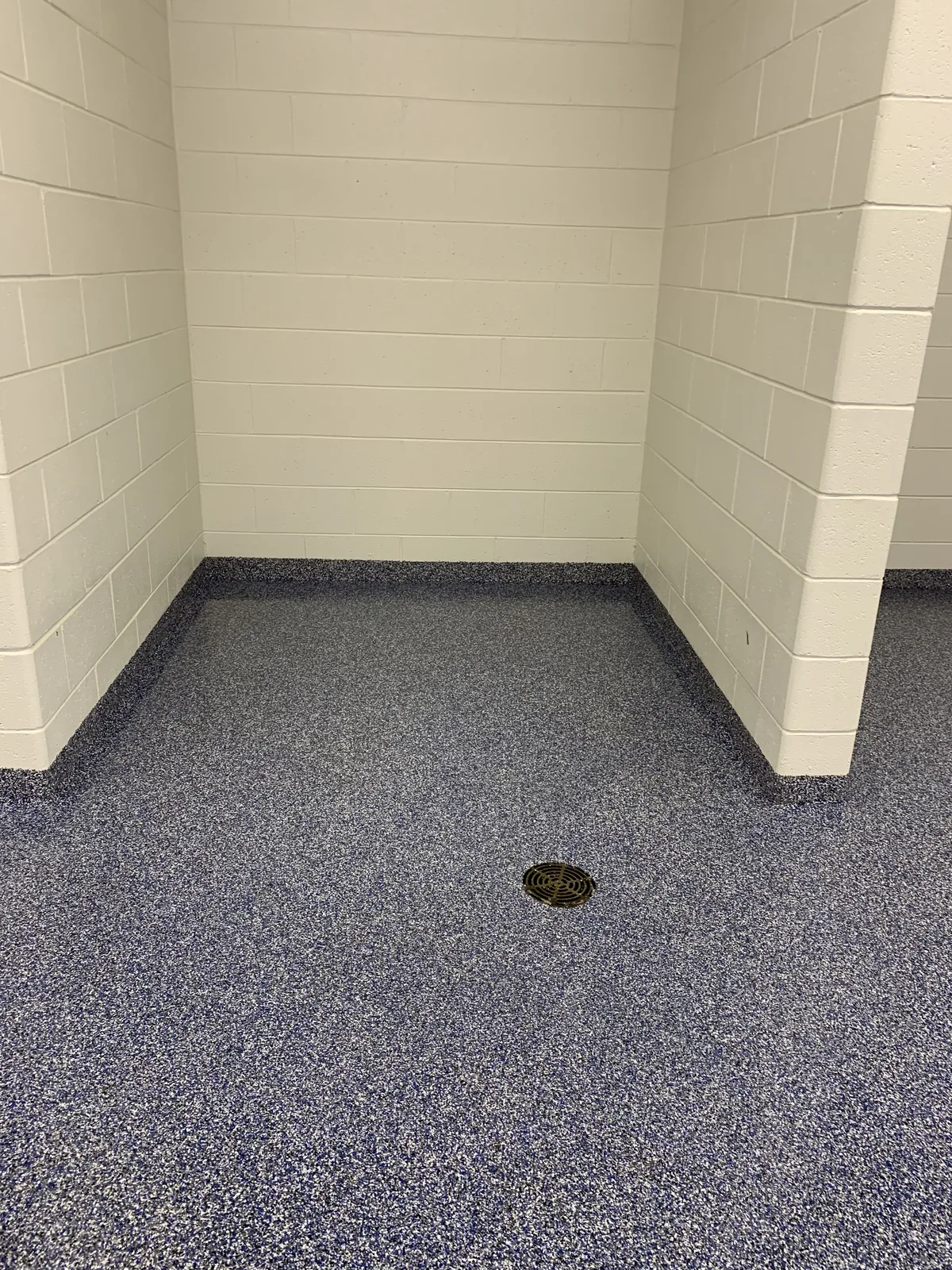 Quartz broadcast floor in a wet-area bay