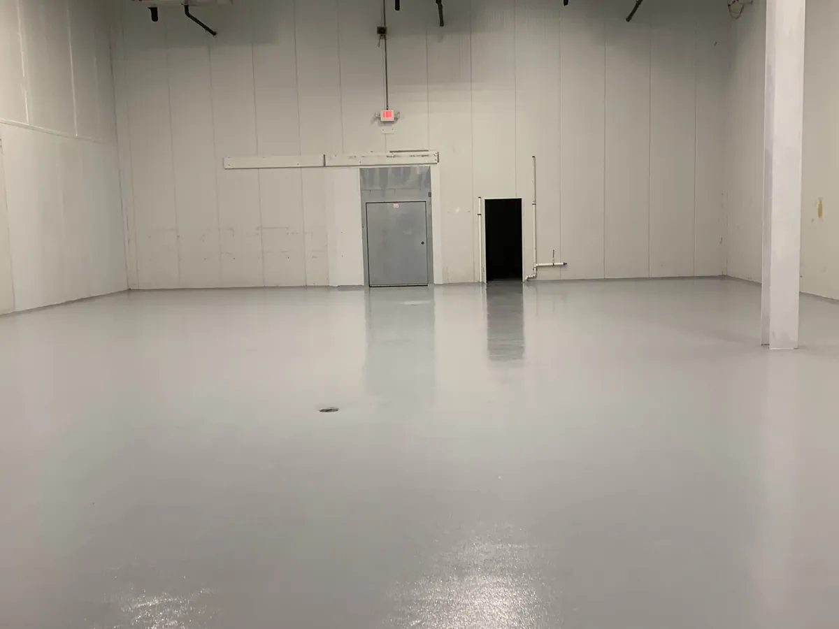 Light gray seamless floor in a walk-in cold room