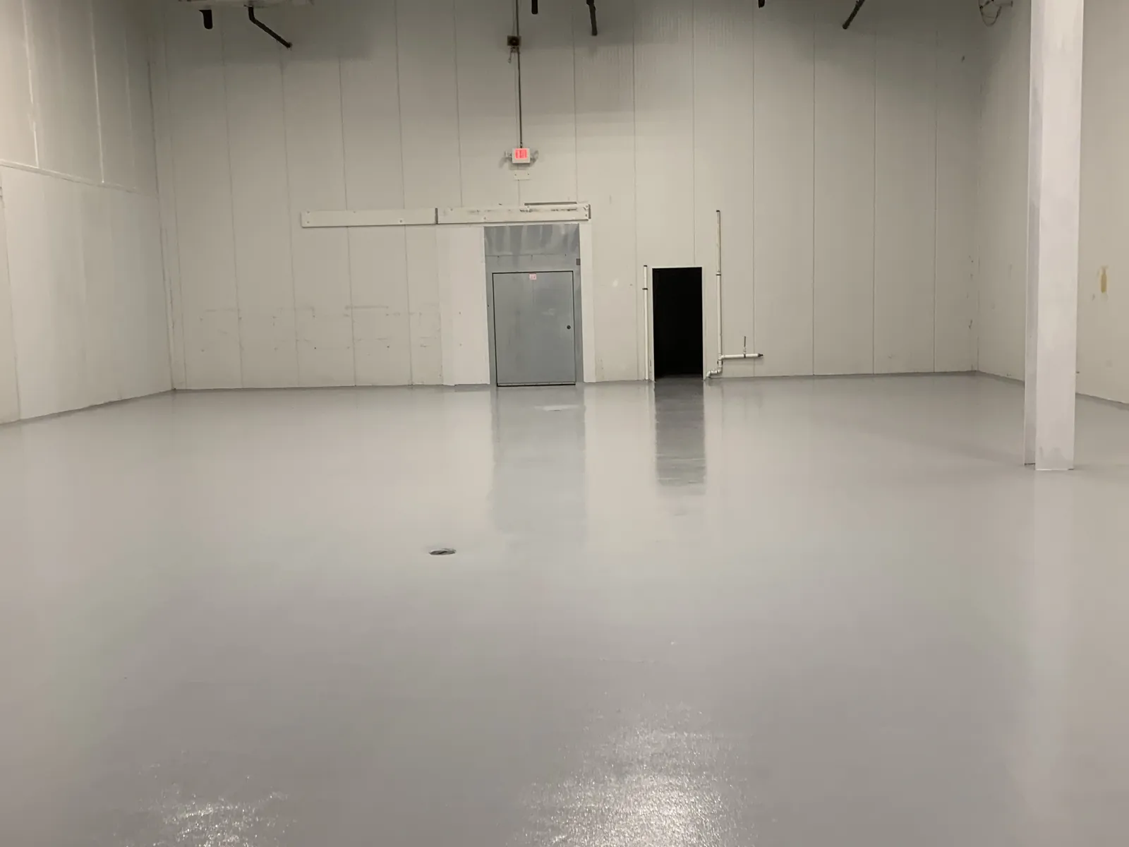 Light gray seamless floor in a walk-in cold room